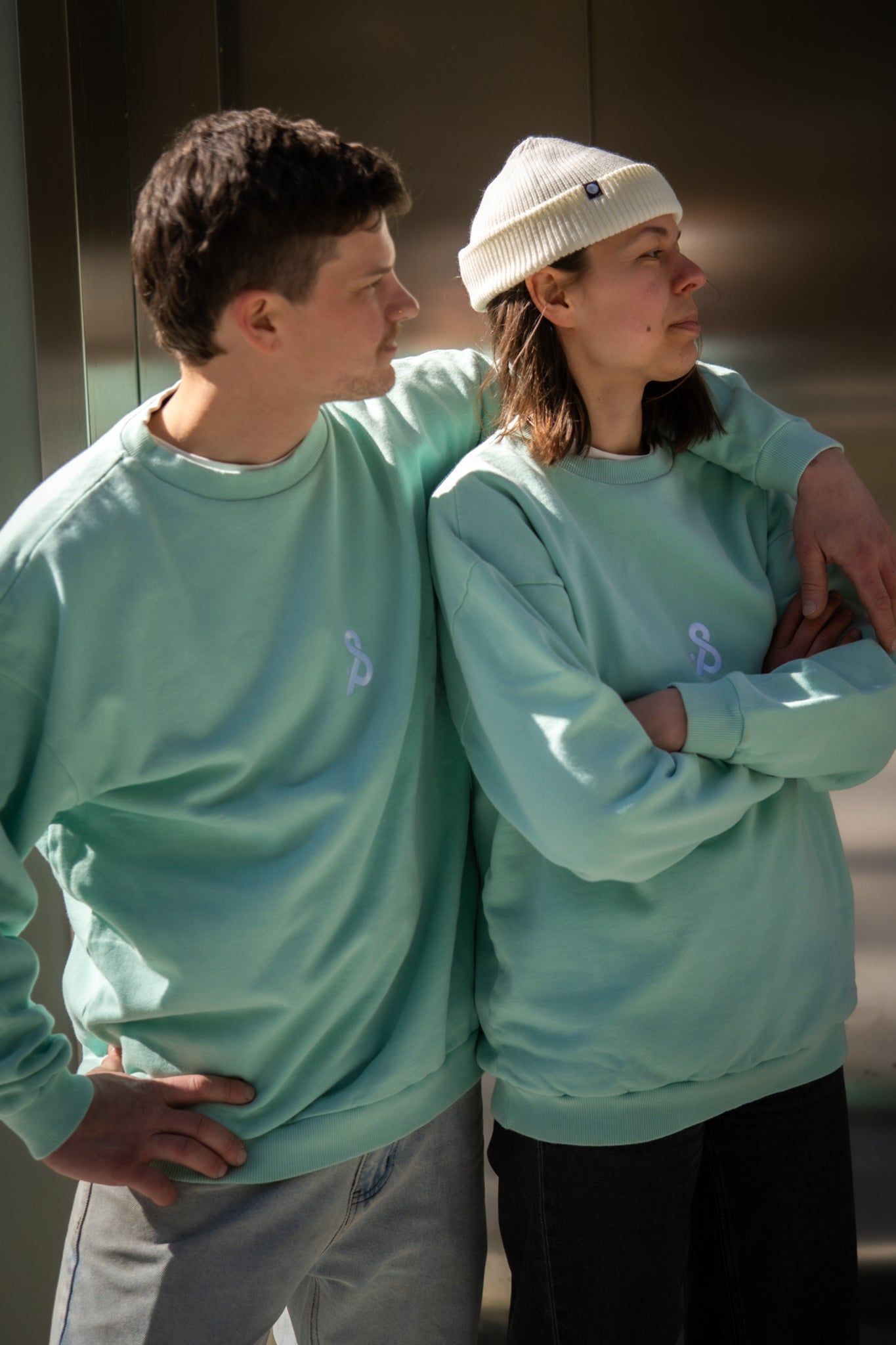 Crewneck 01 in Aloe aus eigener Produktion, mit Rippbündchen an Hals, Saum und Ärmeln